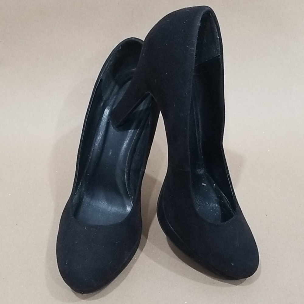 Black Pumps